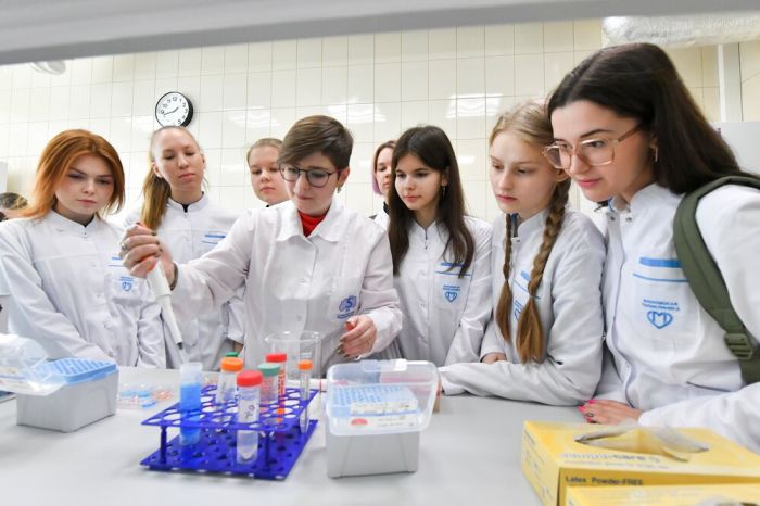 В России вдвое упала доля желающих стать врачами школьников.